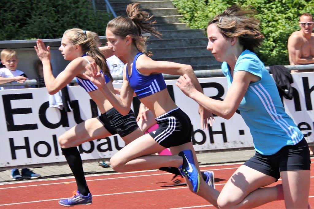 Die LG Welfen Athletinnen Silja Dent und Carmen Kamps beim 75m Lauf.